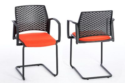 Bequeme & stapelbare Freischwinger Stühle
